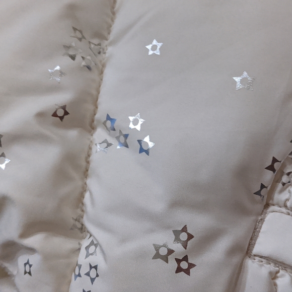 Girls white puff vest - Picture 3 of 6